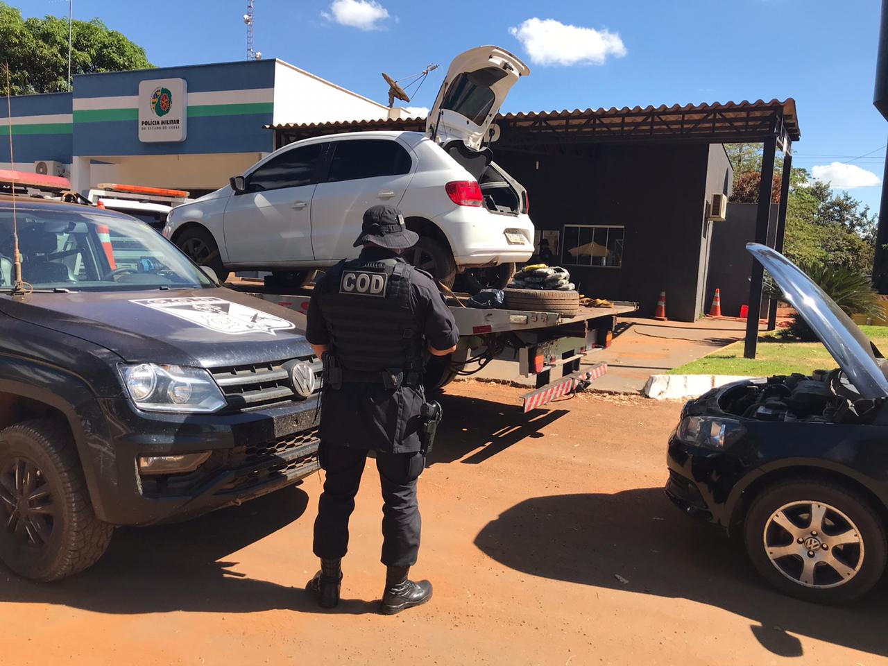 Quatro homens foram presos, nesta sexta-feira (1º), por transportar maconha em pneus de carros, entre Goiás e Mato Grosso do Sul (MS). (Foto: divulgação/PM)