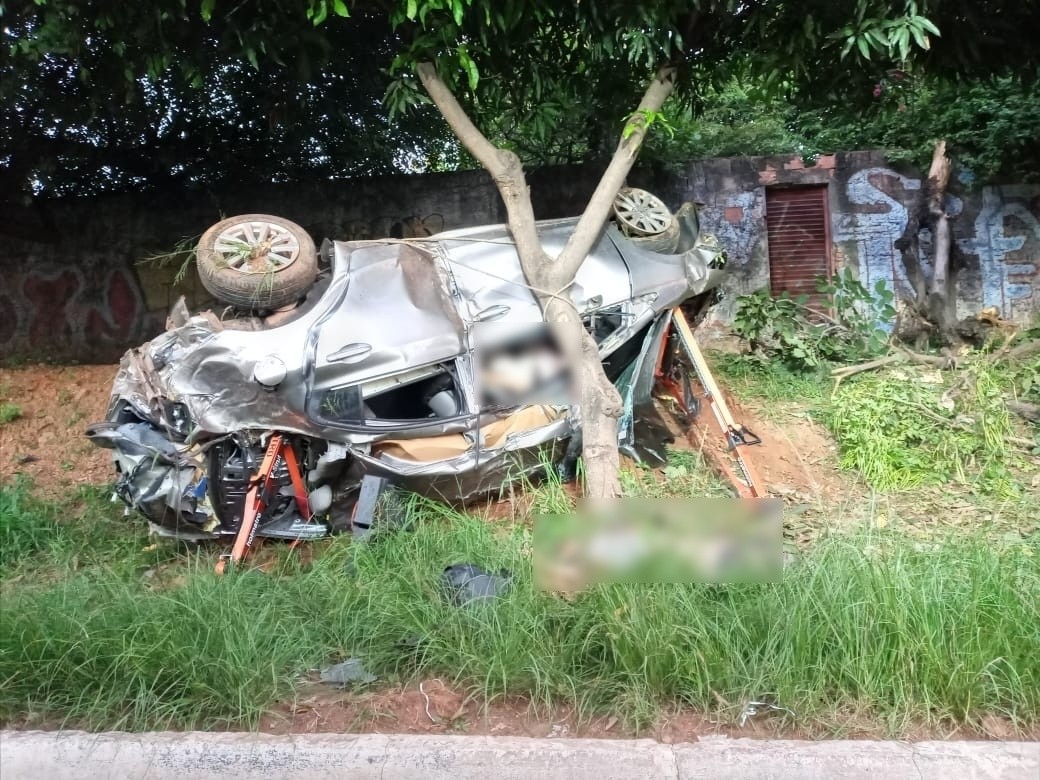Duas pessoas morreram após acidente envolvendo uma moto e um carro em Goiânia. (Foto: Divulgação/Dict)