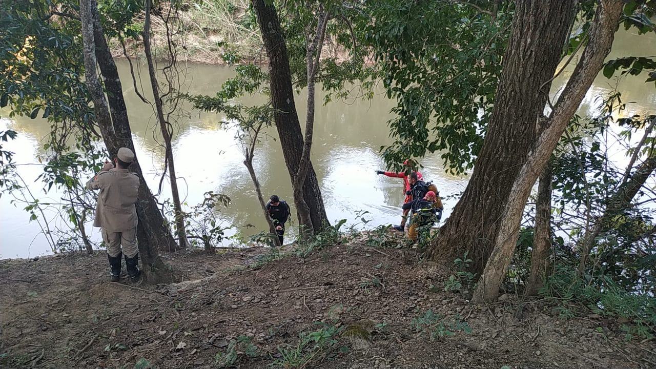 Um homem, de 45 anos, morreu afogado após escorregar de um barranco e cair em um rio na Zona Rural de Cocalzinho de Goiás. (Foto: Divulgação/Bombeiros)