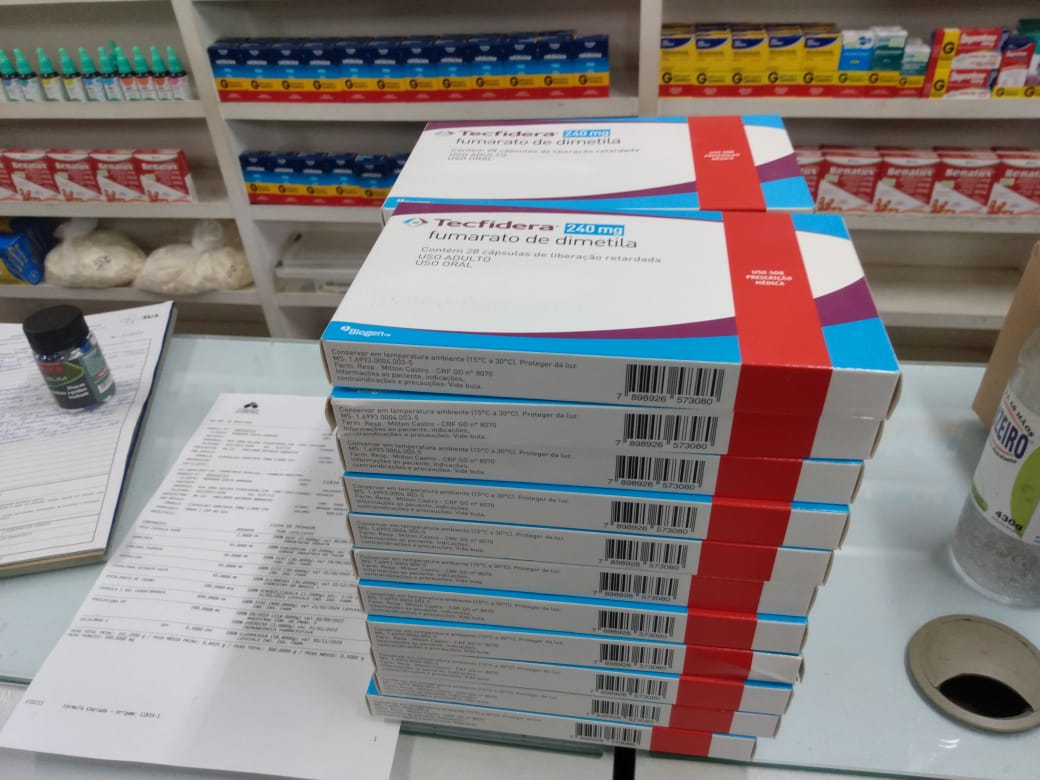 Uma operação da Polícia Civil (PC) flagrou, na tarde de terça-feira (12), uma farmácia de Goiânia que vendia amostras grátis de remédios e medicamentos vencidos e adulterados. (Foto: divulgação/PC)