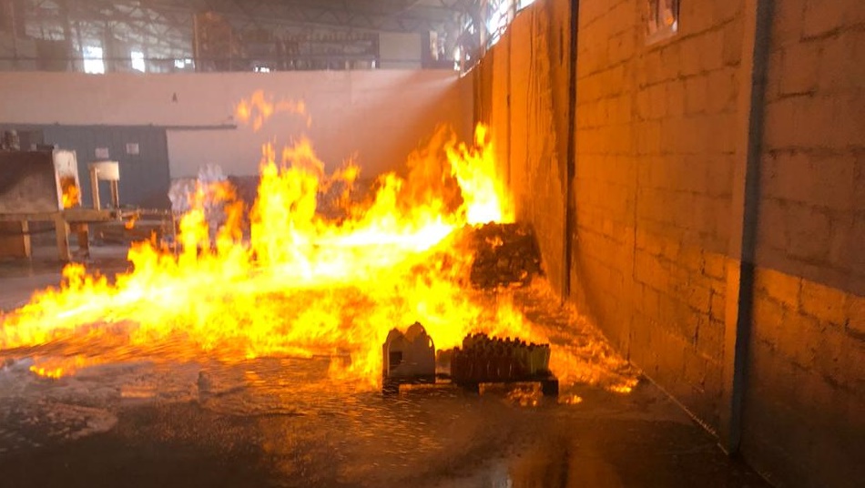 Bombeiros combatem incêndio em fabrica de álcool em gel