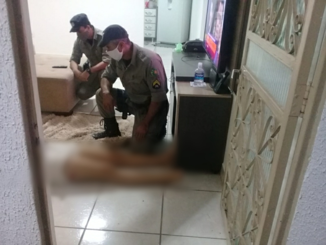 Um homem, de 38 anos, foi preso suspeito de agredir a companheira com socos, chutes e golpes de martelo na coluna. (Foto: divulgação/PM)