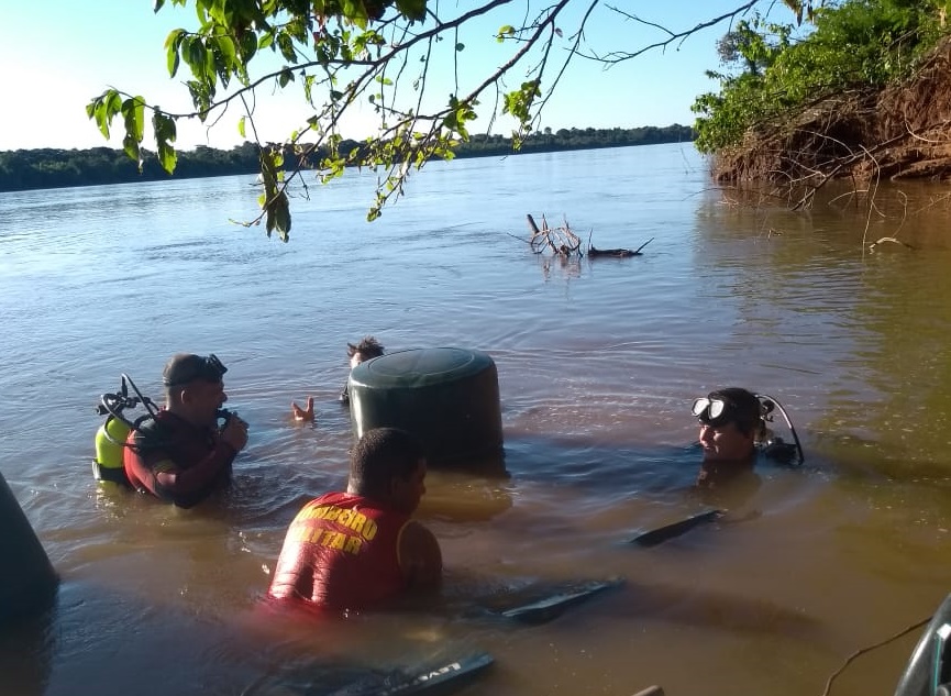 Lancha naufraga no Rio Araguaia, assista o vídeo do resgate