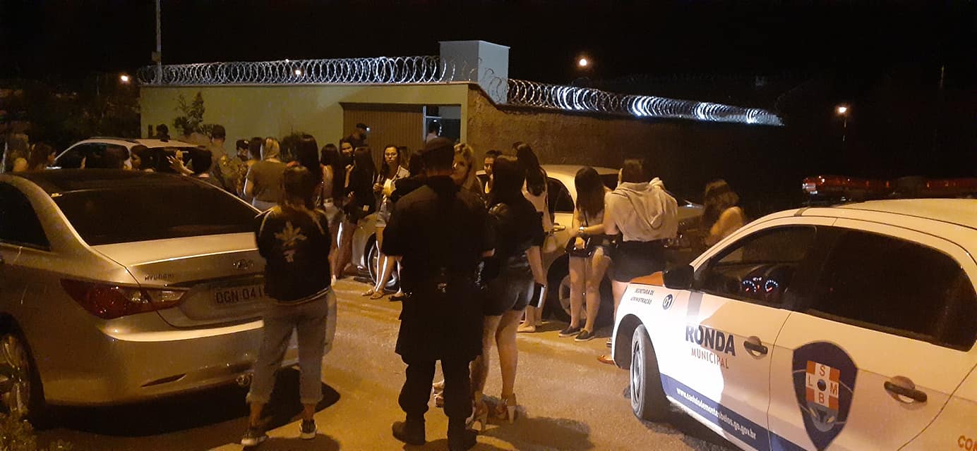 Descumprindo decreto, cerca de 150 pessoas são flagradas em uma festa em São Luís de Montes Belos