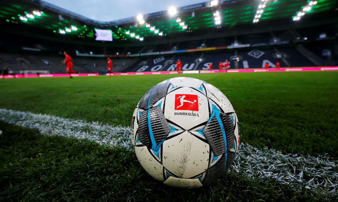 O Campeonato Alemão já tem uma data de reinício, o dia 16 de maio, com a partida entre Borussia Dortmund e Schalke 04 (Foto: Reuters)