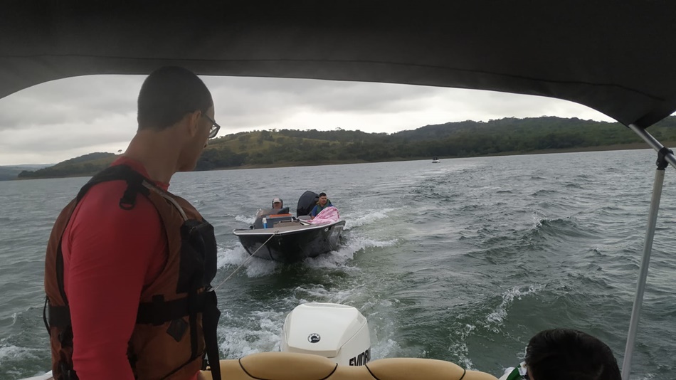 Bombeiros resgatam pescadores que ficaram à deriva no Lago das Brisas em Buriti Alegre
