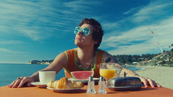 Harry Styles divulga clipe sensual de Watermelon Sugar