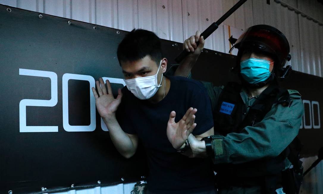 Polícia e manifestantes voltam a entrar em confronto em Hong Kong