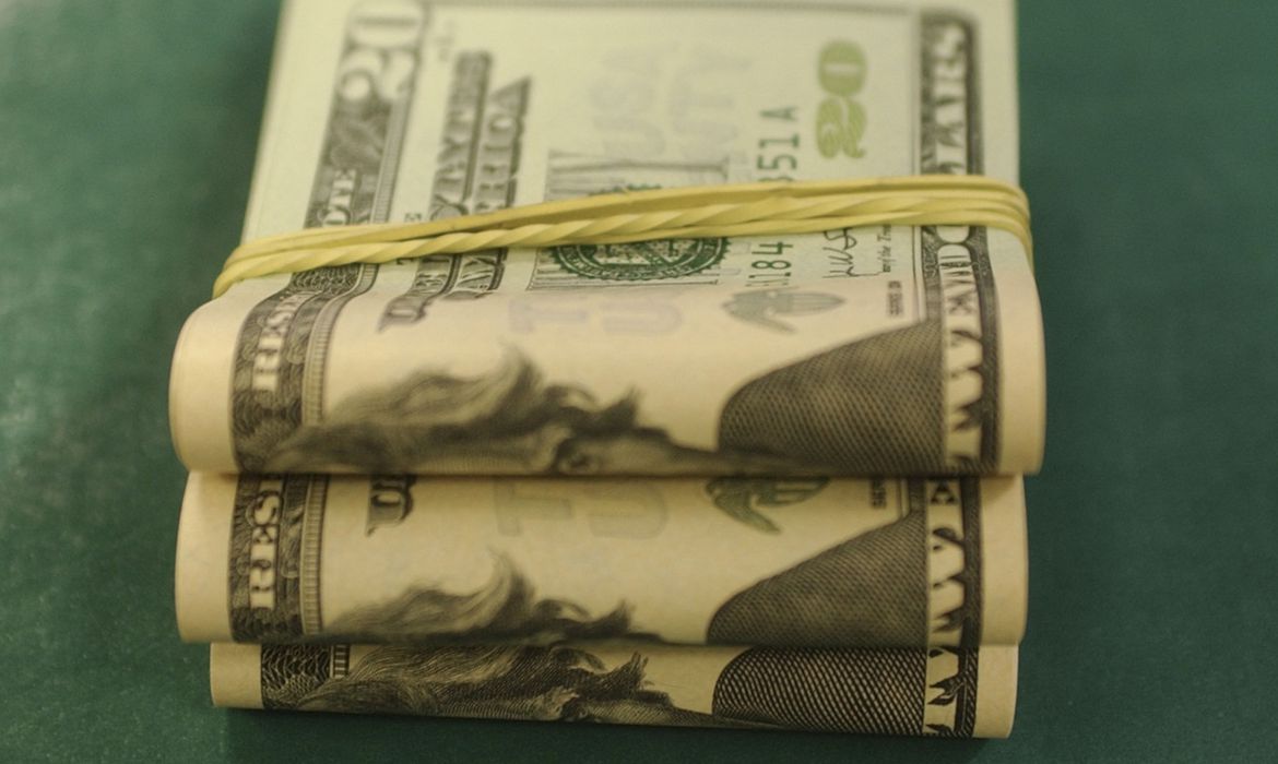 Dólar sobe em meio a tensões entre Rússia e Ucrânia e é cotado a R$ 5,503