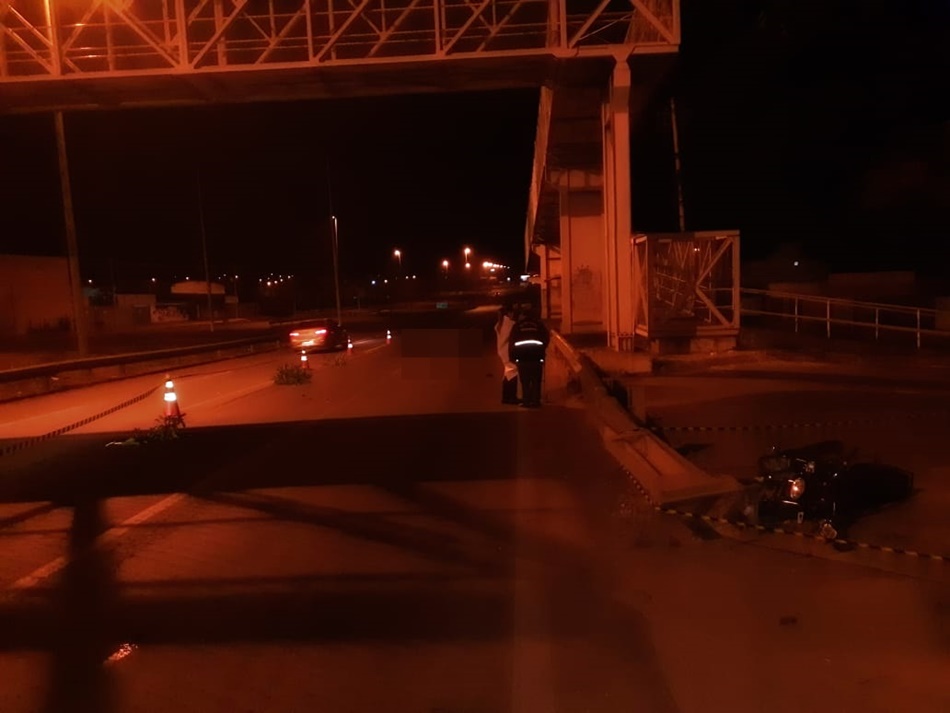 Motociclista bate em guard-rail. Passageiro de moto morre em Goiânia