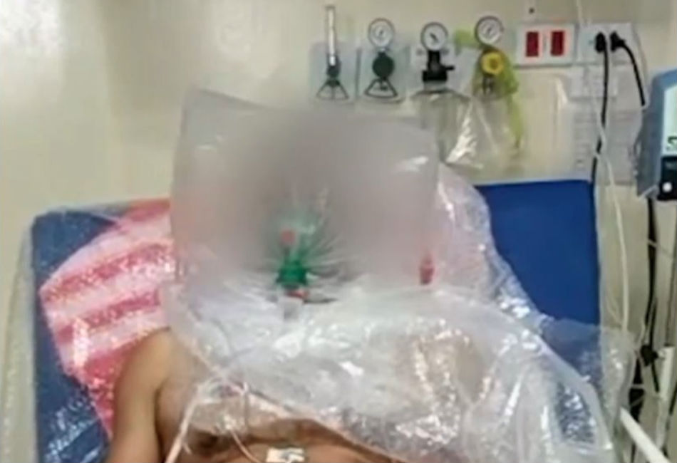 Homem com coronavírus respira com auxílio de um saco plástico