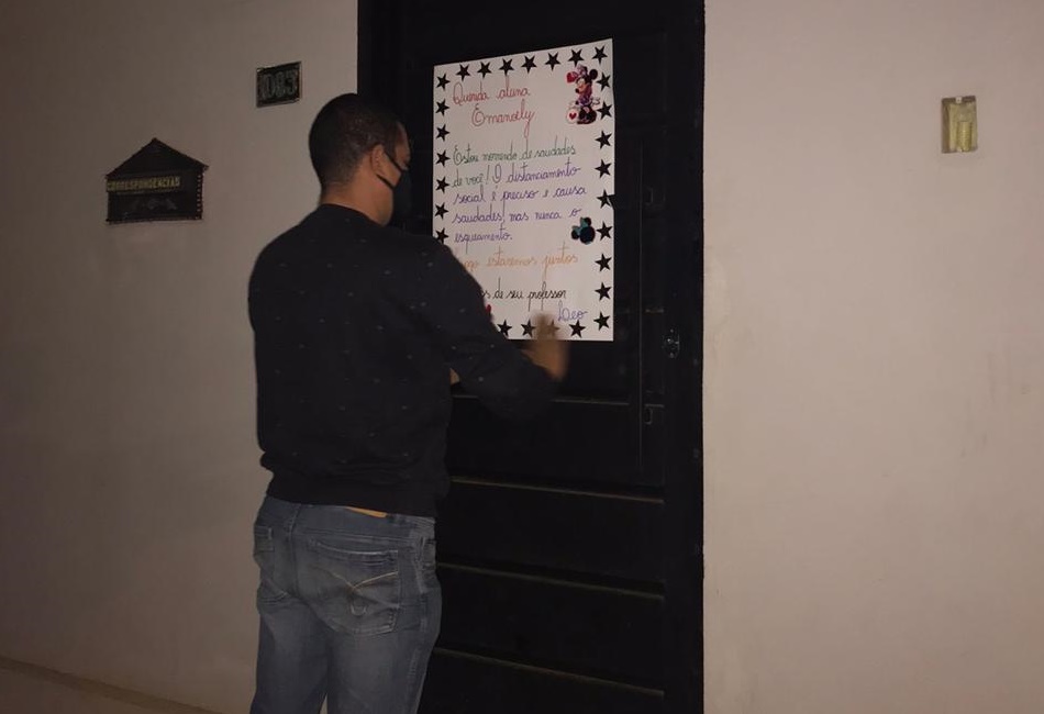 Sem aulas presenciais, professor cola cartazes com mensagem de carinho para alunos em Vianópolis