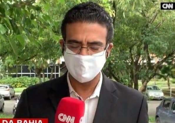 O repórter Jhonatã Gabriel, da CNN, durante uma entrada ao vivo direto de Salvador | Foto: CNN/Reprodução