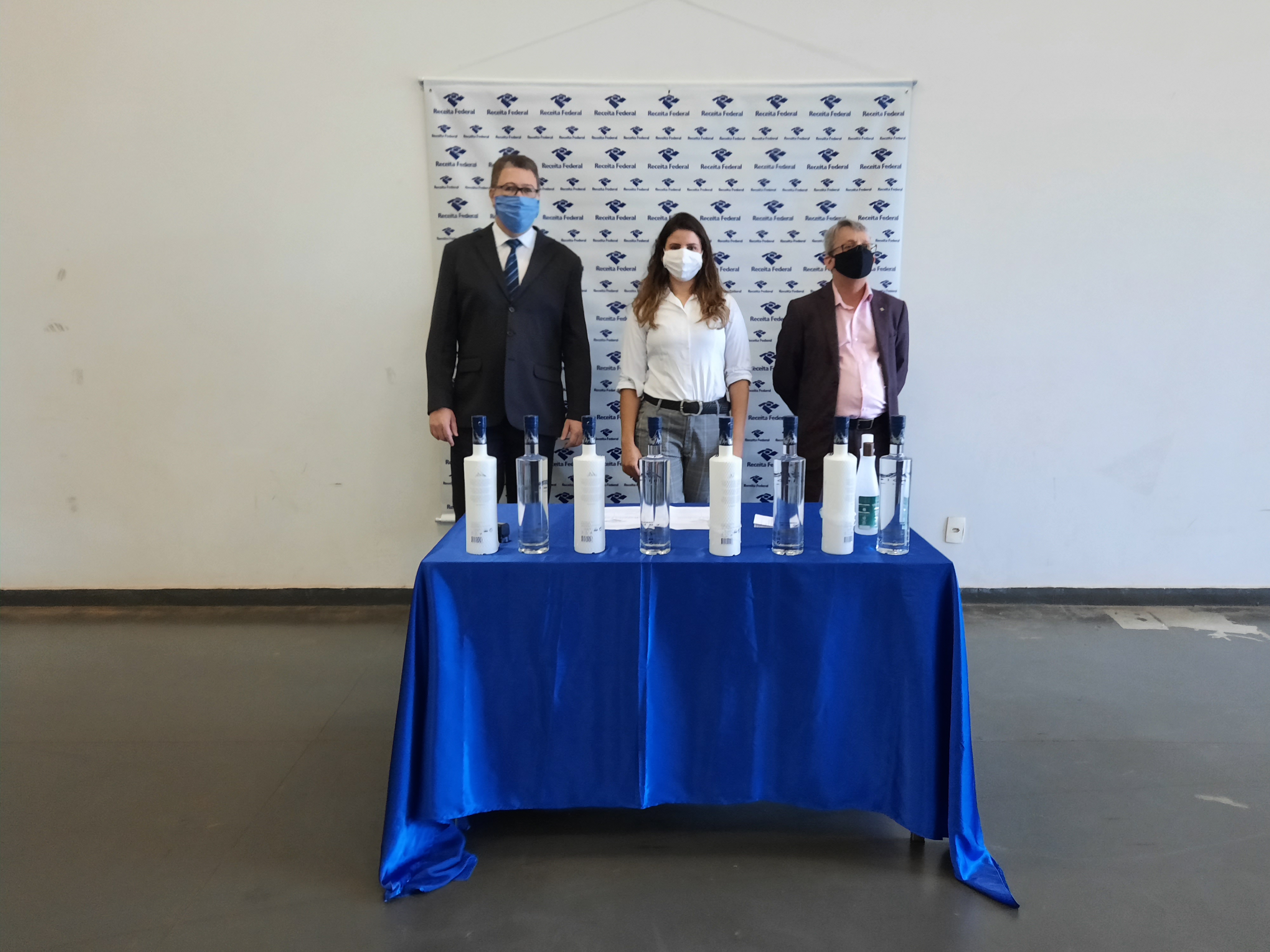 Representantes do IFG recebem vodka apreendida pela Receita Federal que será transformada em álcool gel