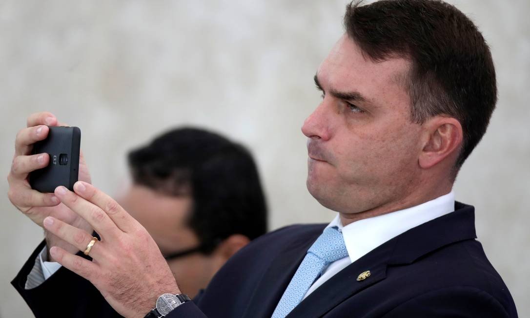 A defesa de Flávio Bolsonaro disse hoje que ele não teve conhecimento sobre o suposto vazamento de informações da operação da Polícia Federal (Foto: Ueslei Marcelino)