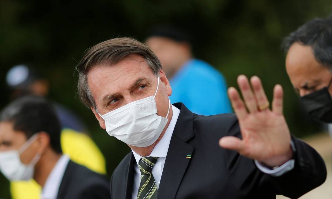 Bolsonaro promete agenda no Ministério da Saúde a mulher que diz que alho cru mata coronavírus