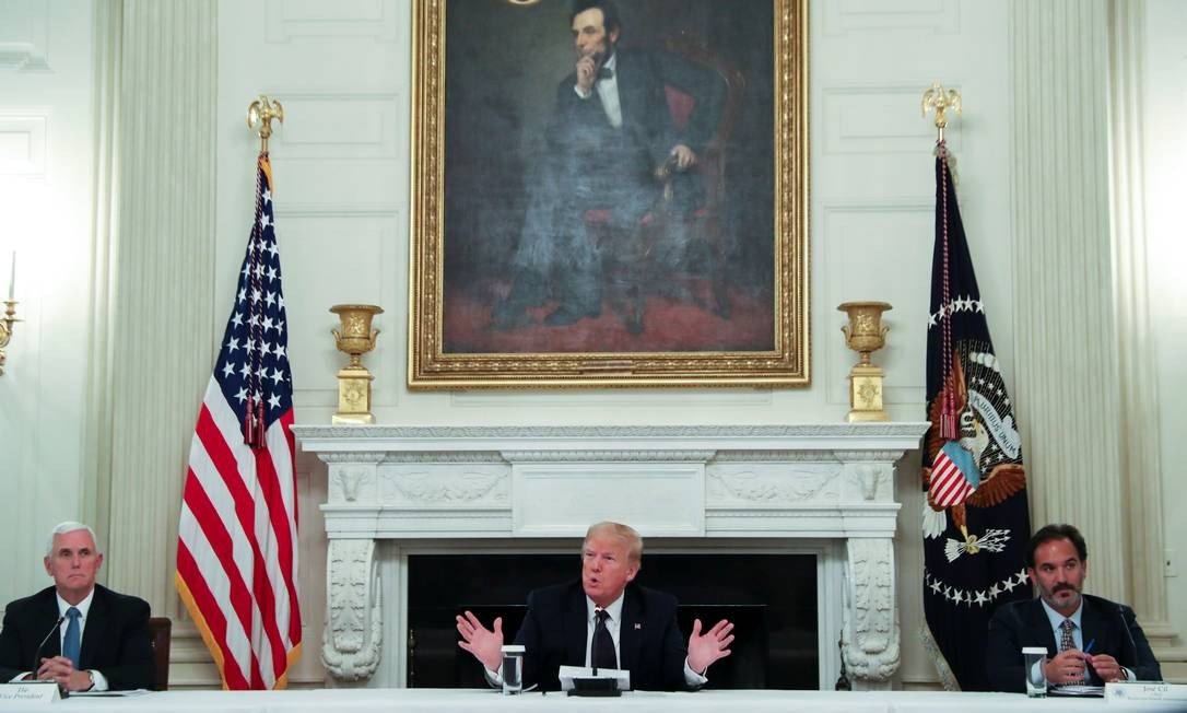 O presidente dos EUA, Donald Trump afirmou nesta segunda-feira que "vem tomando uma pílula de hidroxicloroquina" para prevenir a covid-19. (Foto: Leah Millis/ Reuters)