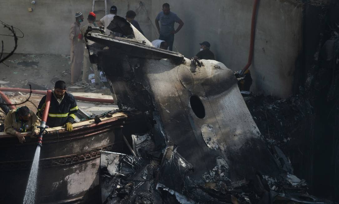 Avião cai em área residencial e deixa ao menos 56 mortos no Paquistão . (Foto: RIZWAN TABASSUM / AFP)
