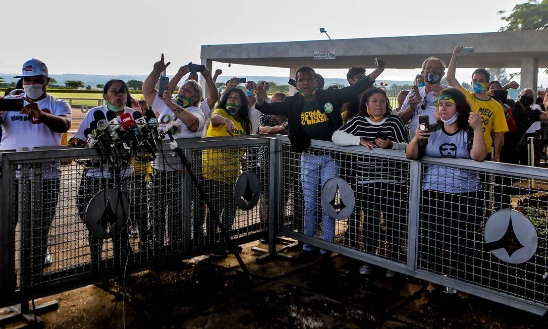 Apoiadores do presidente Jair Bolsonaro hostilizaram jornalistas, com agressões verbais, em dois momentos nesta segunda-feira. (Foto: Jorge William/O Globo)
