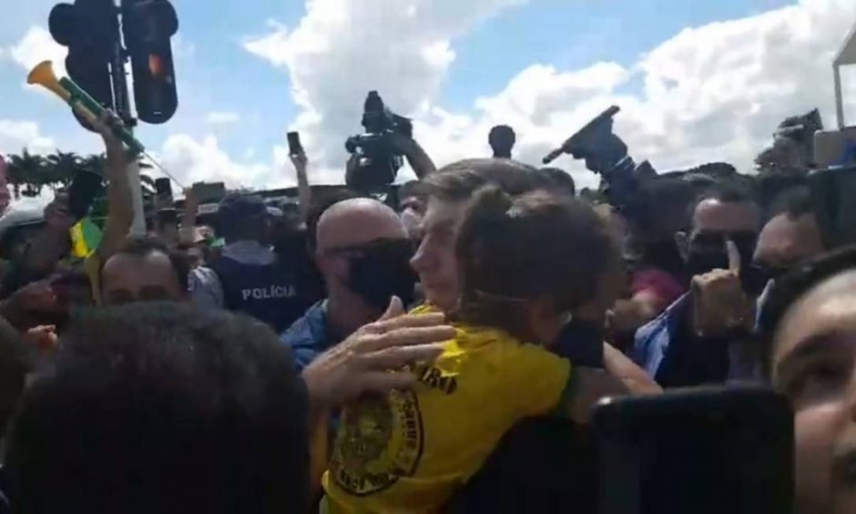 Bolsonaro volta a gerar aglomeração e pega crianças no colo em manifestação em Brasília