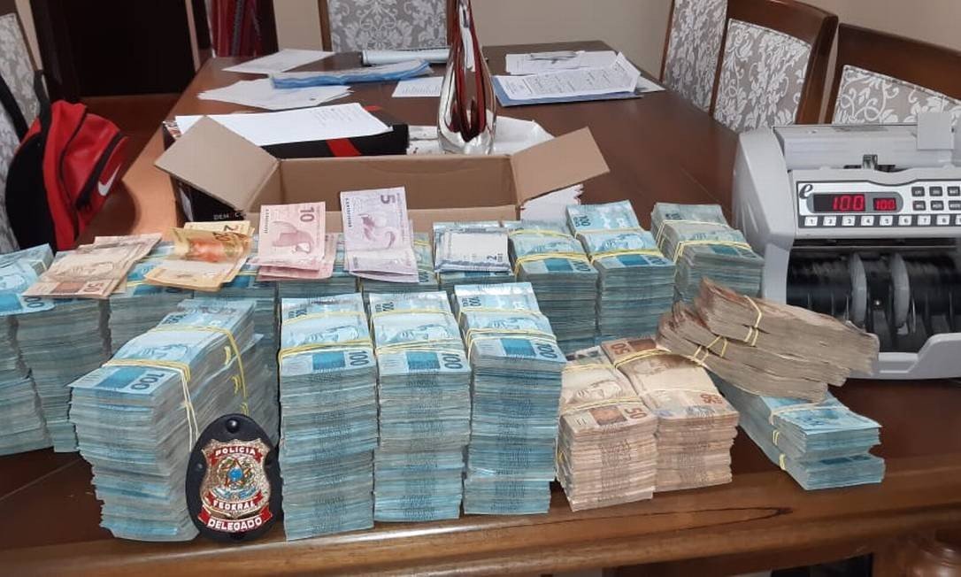 A Polícia Federal (PF) apreendeu R$ 2 milhões com acusados de desvio de dinheiro público da saúde do Rio de Janeiro. (Foto: divulgação)