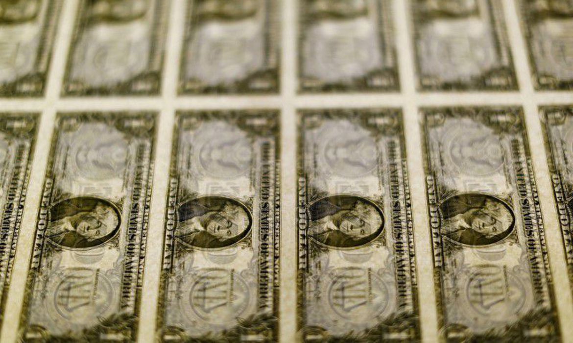 O mercado financeiro teve um dia de lucros e de devolução de ganhos. Depois de sessões de euforia, o dólar voltou a fechar acima de R$ 5,40 (Foto: Reuters)
