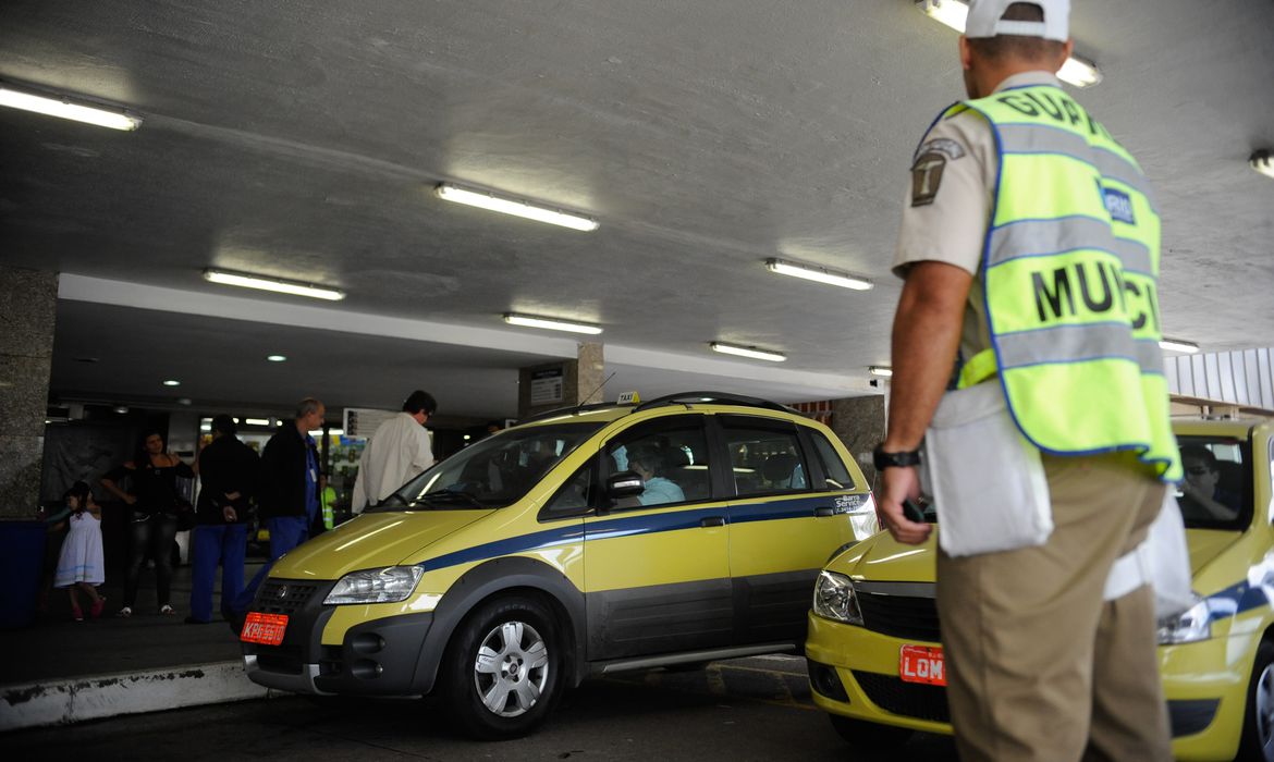 Com a mudança, o prazo de dois anos inicialmente estipulado para realizar as alterações necessárias nos taxímetros dos veículos deixa de existir. (Foto: Tânia Rego/Agência Brasil)