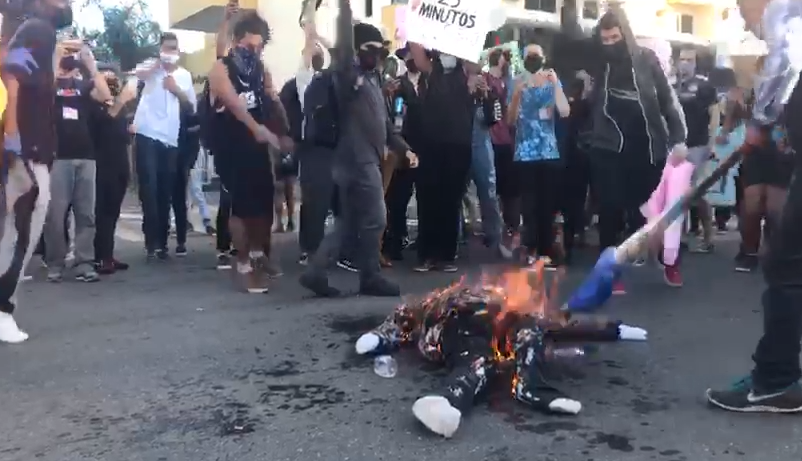 Manifestantes colocam fogo em boneco de Bolsonaro