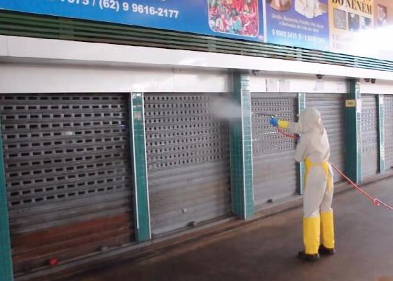 Funcionários fazem a desinfecção do Ceasa nesta quarta-feira (Foto: Divulgação)