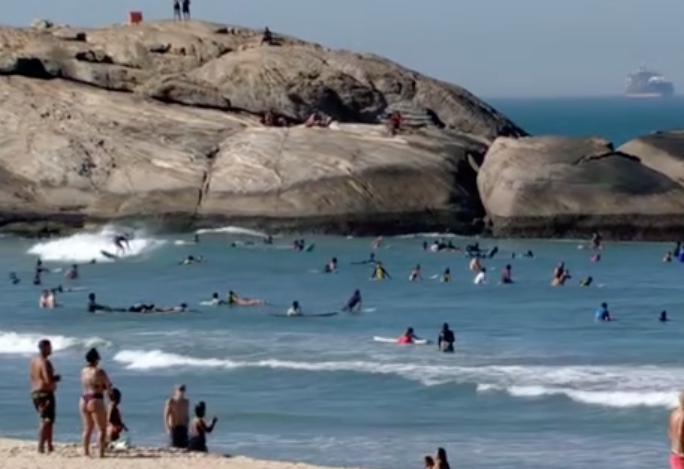 Praia do Arpoador, no Rio de Janeiro, neste domingo (Foto: Globonews)