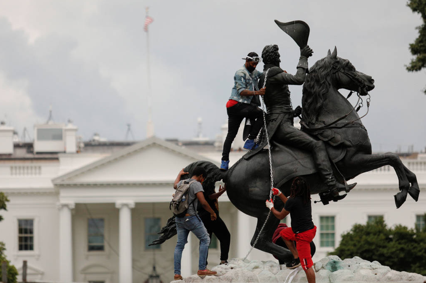 Manifestantes tentam derrubar estátua de Andrew Jackson em frente à Casa Branca - Tom Brenner