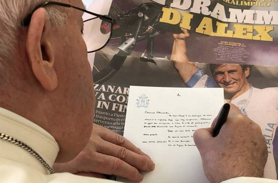 Papa Francisco escreveu carta a Alex Zanardi e imagem estampou a capa do jornal Gazzetta dello Sport - Reprodução/Gazzetta dello Sport