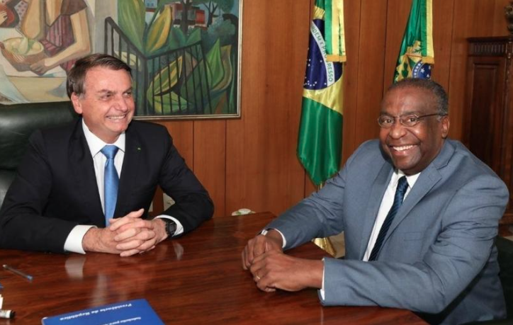 O novo ministro da Educação, Carlos Decotelli, não tem título de doutor pela Universidade de Rosário (UNR), na Argentina, como o presidente Jair Bolsonaro afirmou na quinta