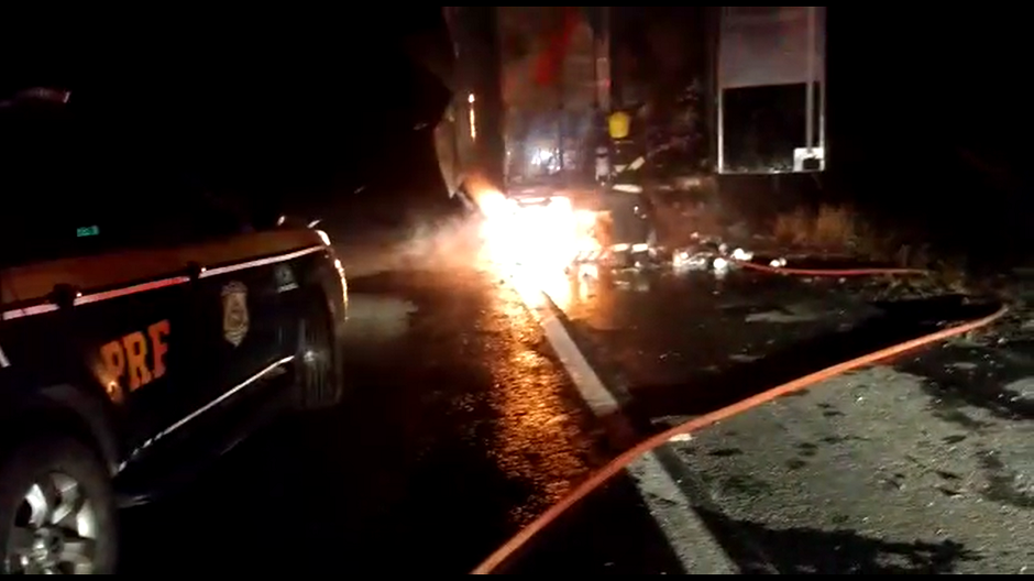 Carreta pega fogo e queima R$ 1 milhão em carga na BR 153, em Pontalina