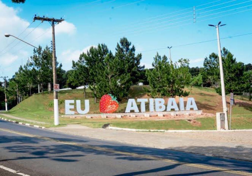 Entrada da cidade de Atibaia, conhecida como Capital do Morango (Foto: reprodução/twitter)