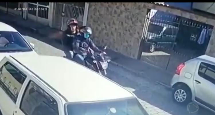 Homem motoboy é baleado na frente do filho após reagir a um assalto