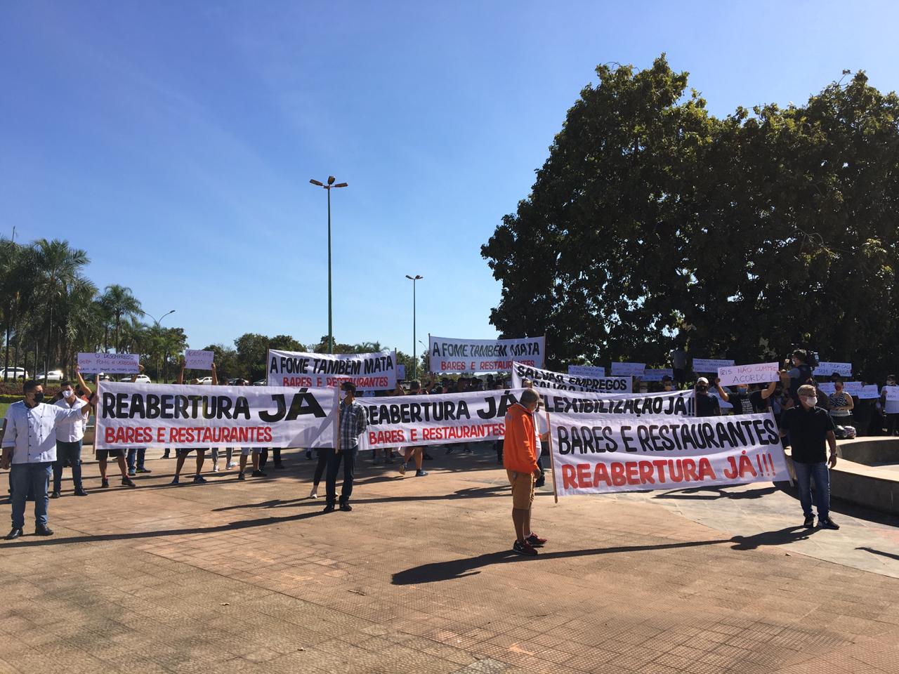 Centenas de manifestantes estão em frente ao Paço Municipal, na manhã desta quinta-feira (4), e cobram a retomada do comércio em Goiânia (Foto: reprodução)