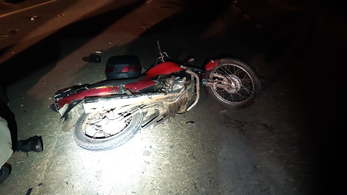 Um motociclista morreu após bater em uma égua