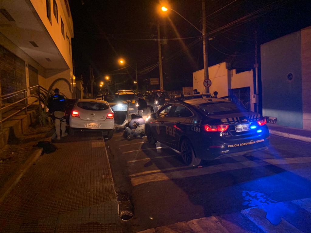 Dois homens, de 22 anos, suspeitos de assaltar um motorista de aplicativo em Rio Verde foram presos na BR-060, em Jataí, na noite de quinta. (Foto: divulgação/PRF)