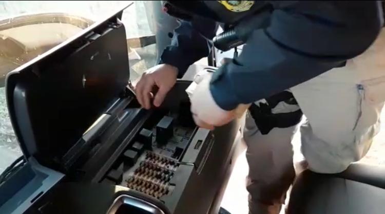 Caminhoneiro é preso com carreta roubada na BR-050, assista ao vídeo