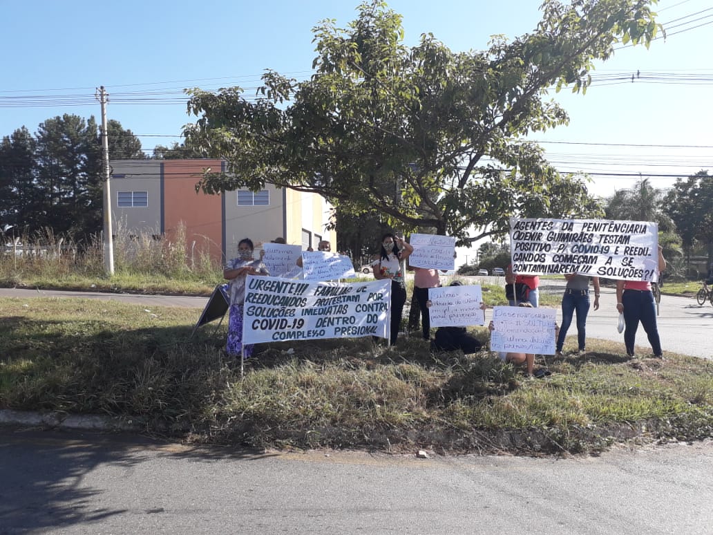 Parentes de detentos fizeram manifestação e pediram soluções contra possível surto de covid-19 na Penitenciária Odenir Guimarães. (Foto: reprodução)