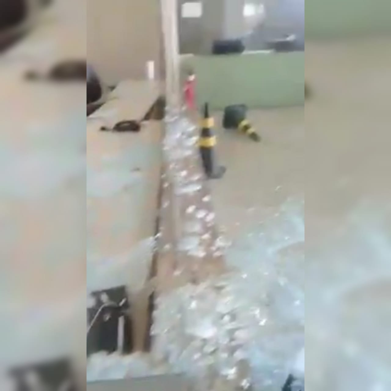 Um homem invadiu um consultório, tentou agredir um médico e destruiu a recepção da UPA Brasicon, em Aparecida de Goiânia. (Foto: reprodução)