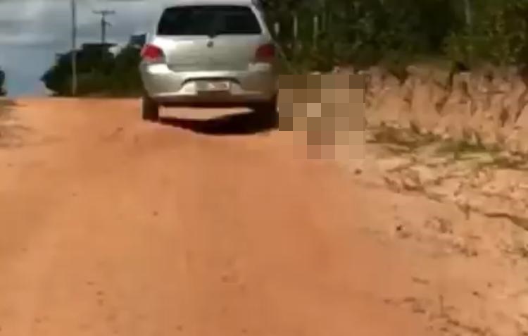 Cachorro é arrastado por carro em movimento; assista ao vídeo
