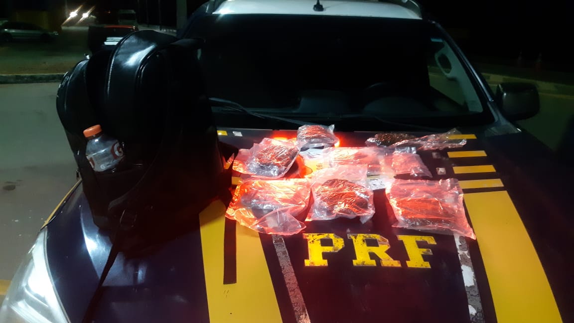 Um mulher com droga escondida em bagagem foi presa na BR-153, em Hidrolândia. O caso ocorreu na noite de sexta-feira (26). (Foto: divulgação/PRF)