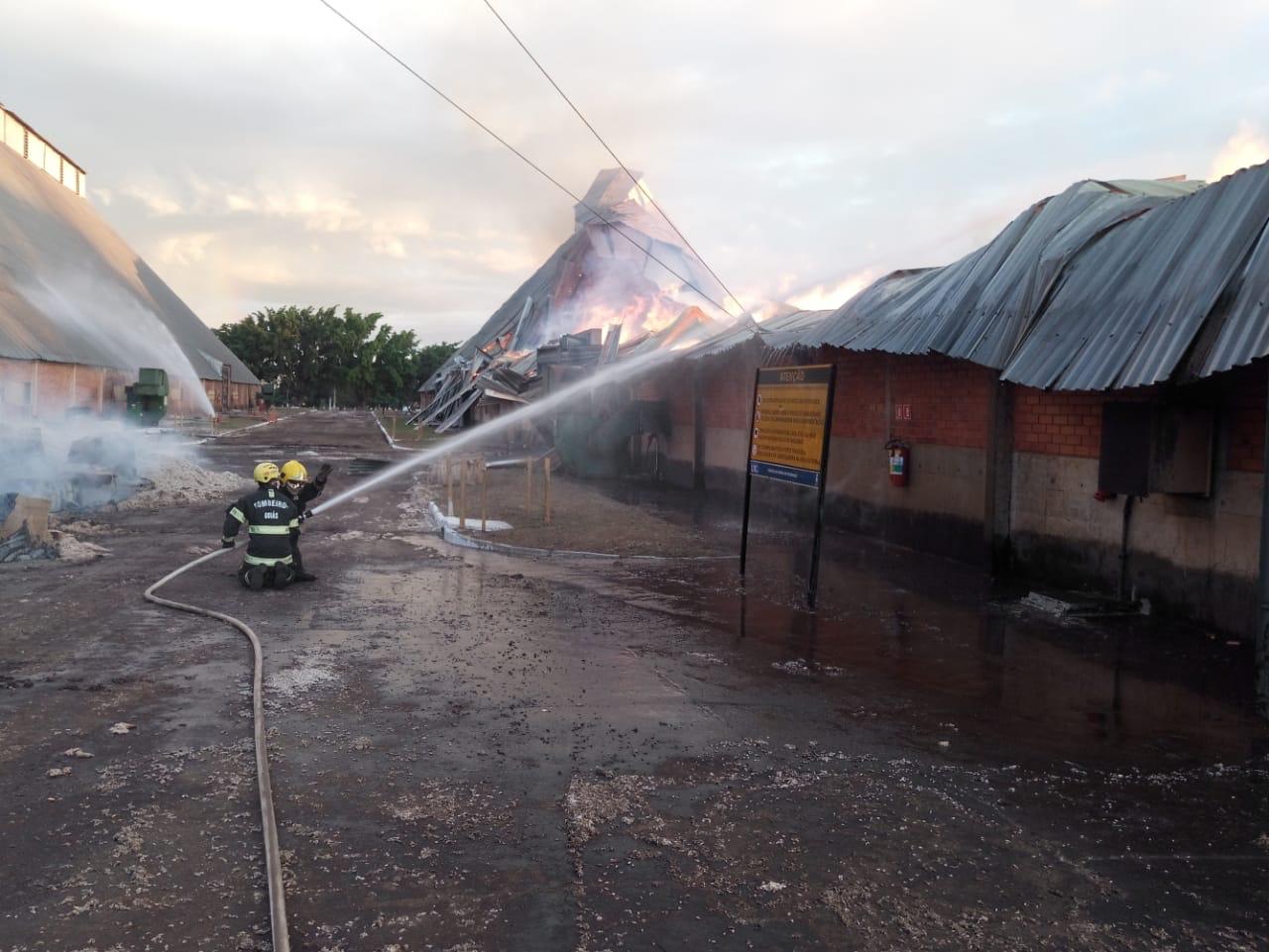 Depósito de armazenamento de algodão pega fogo em Itumbiara