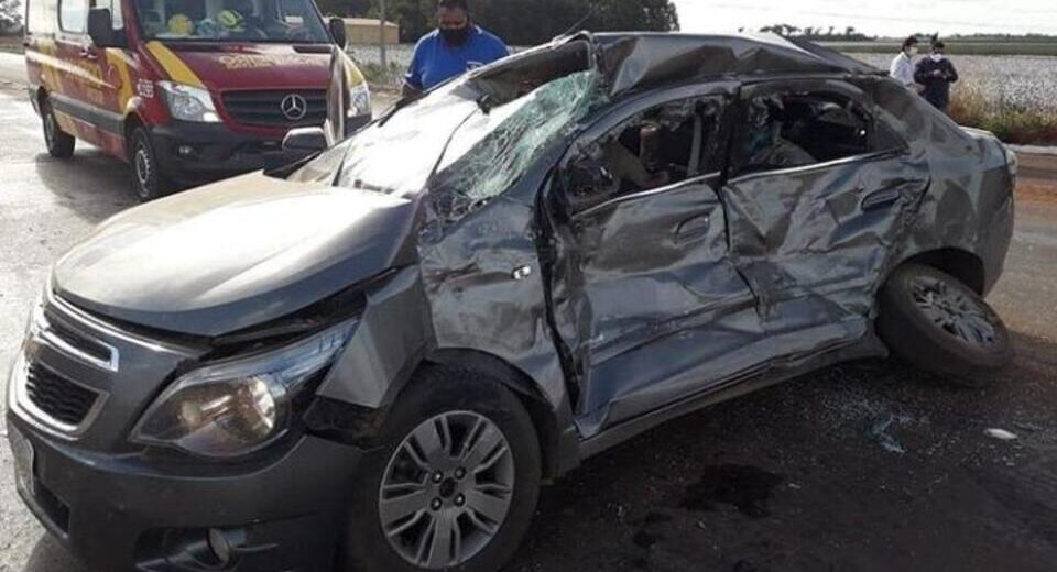 Uma pessoa ficou gravemente ferida após acidente entre ônibus e carro em Palmeiras de Goiás, cidade localizada na região Central do Estado. (Foto: divulgação)