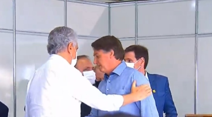 A ruptura de Jair Bolsonaro Ronaldo Caiado parece ter chegado ao fim. Em Águas Lindas, o presidente disse que eles sempre foram e serão amigos. (Foto: reprodução)