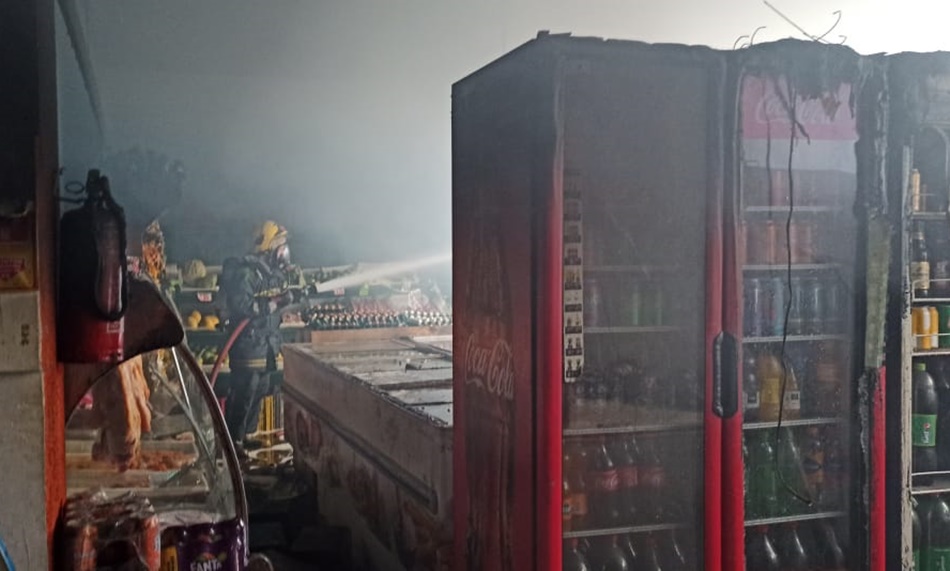 Bombeiro combate incêndio em supermercado de Mineiros