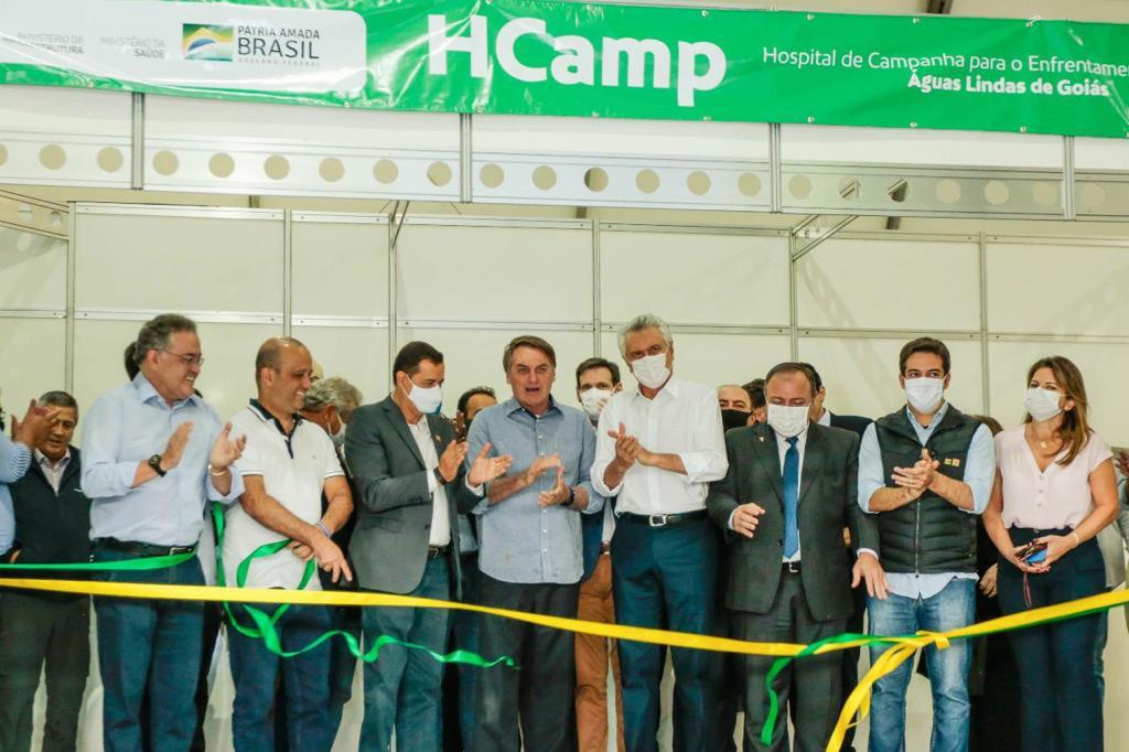 Presidente Jair Bolsonaro e governador Ronaldo Caiado na inauguração do hospital de campanha para pacientes com coronavírus, nesta sexta-feira, em Águas Lindas (Foto: Divulgação)