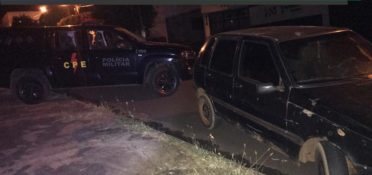 Dois suspeitos de furto a um carro foram flagrados enquanto tentavam fugir com os faróis do automóvel apagados, em Rio Verde. (Foto: divulgação/PM)